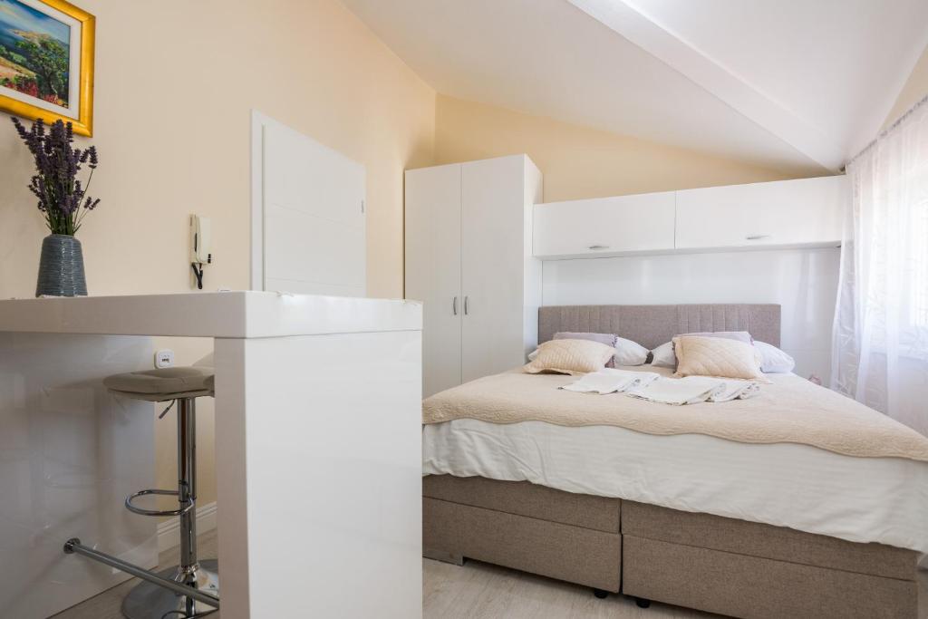 Postel nebo postele na pokoji v ubytování Apartments Medanić - Private Pool