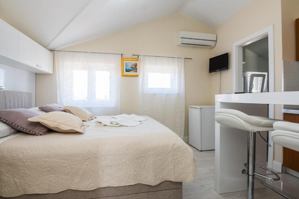 Postel nebo postele na pokoji v ubytování Apartments Medanić - Private Pool