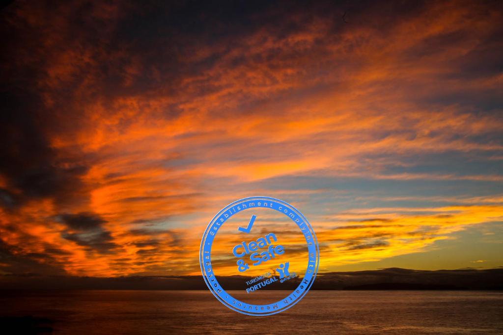 a frisbee in front of a sunset at Penthouse Ventur in Caniço