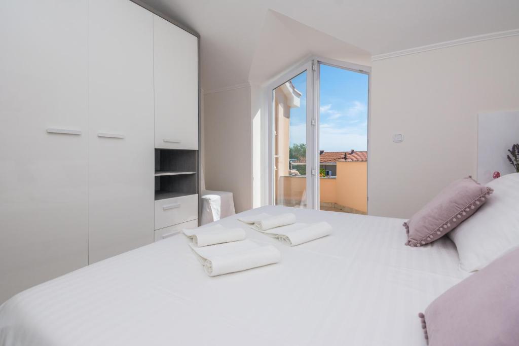 Postel nebo postele na pokoji v ubytování Apartments Medanić - Private Pool