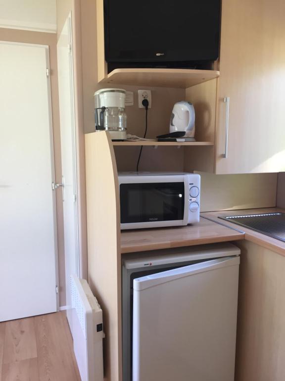 Kuchyň nebo kuchyňský kout v ubytování Camping La Prairie