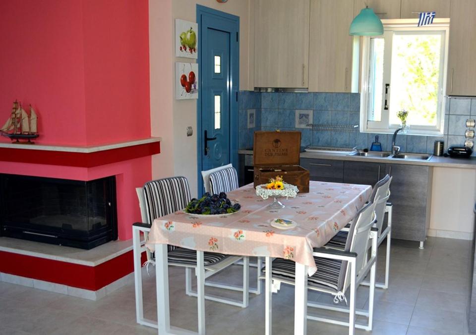 Kuchyň nebo kuchyňský kout v ubytování Villa Eytychia