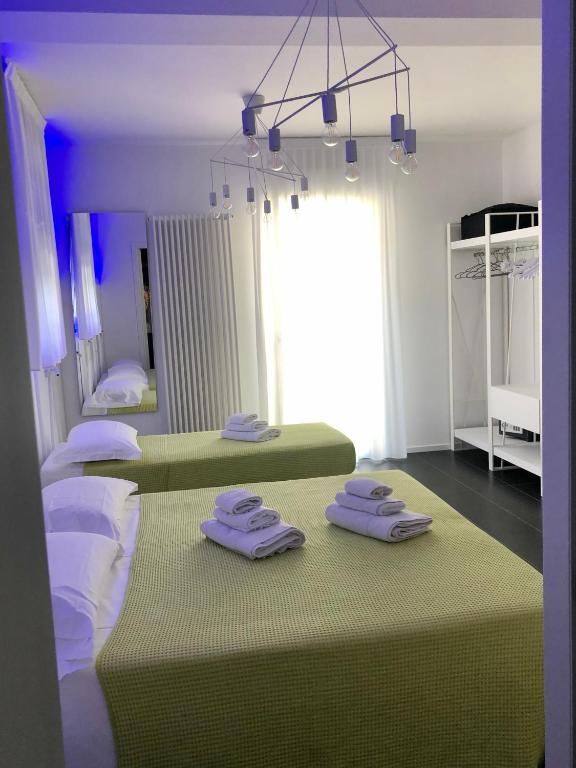 Postel nebo postele na pokoji v ubytování Sunrise Rooms