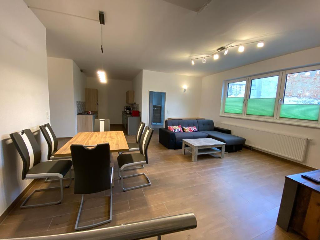 ein Wohnzimmer mit einem Tisch, Stühlen und einem Sofa in der Unterkunft Ferienwohnung 90m² 2-6 Personen in Waidhofen an der Thaya