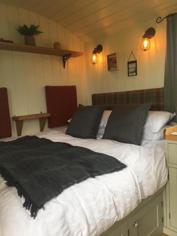Una cama o camas en una habitación de 40 Bernisdale - Shepherds Hut