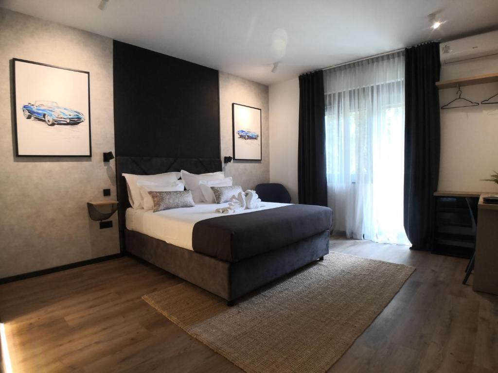 Scuderia Split Rooms في سبليت: غرفة نوم بسرير ونافذة كبيرة