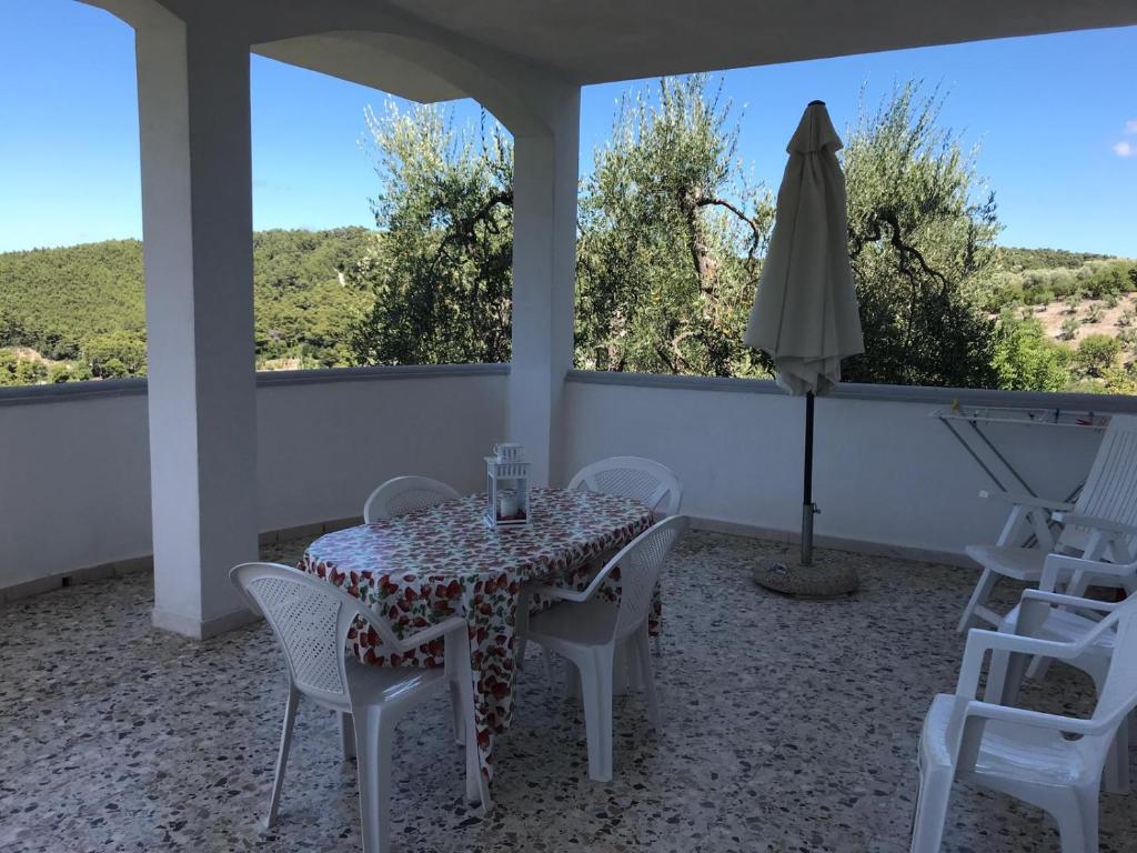 ein Esszimmer mit einem Tisch, Stühlen und einem Fenster in der Unterkunft VILLA PINETA VISTA MARE in San Menaio