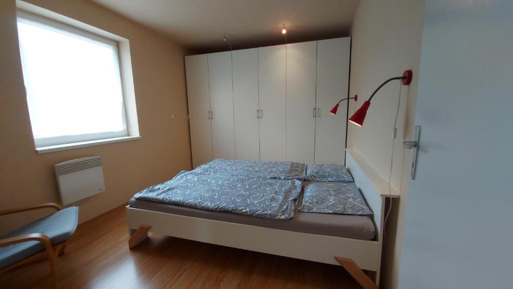 Postel nebo postele na pokoji v ubytování Domek v Kosově