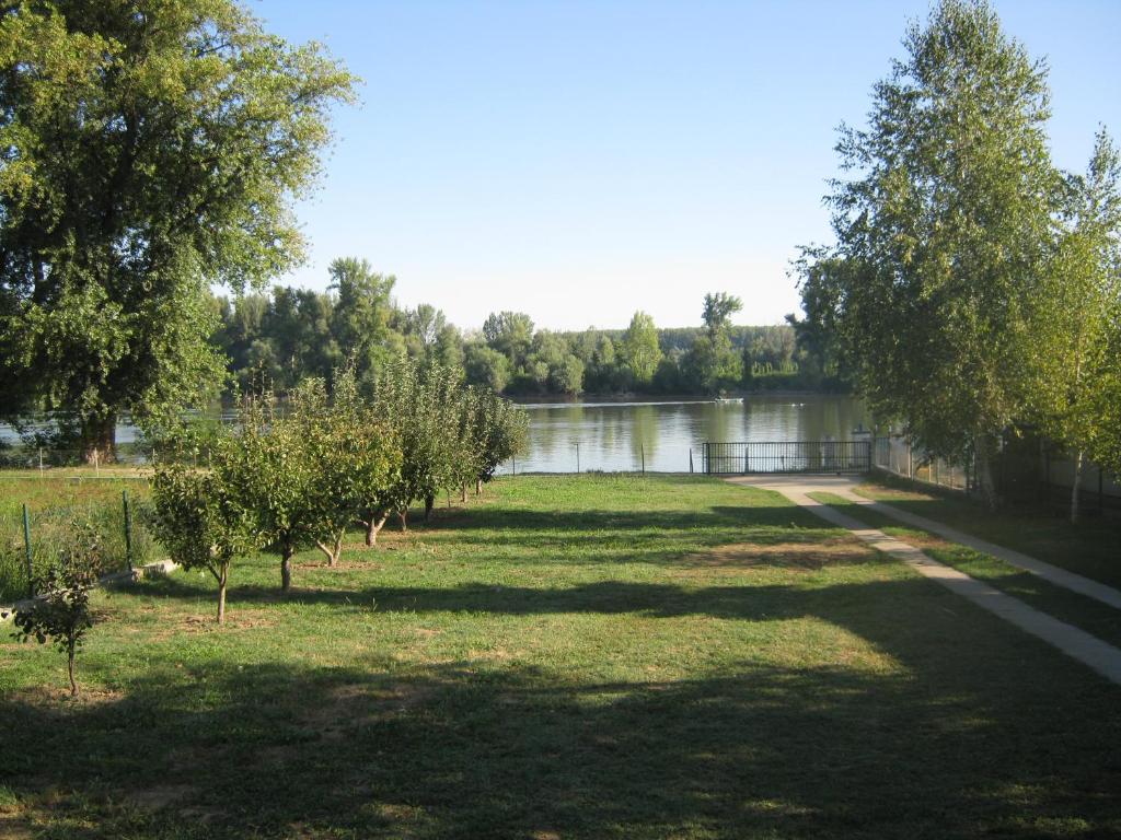 Holiday Home Danube Retreat - Housity