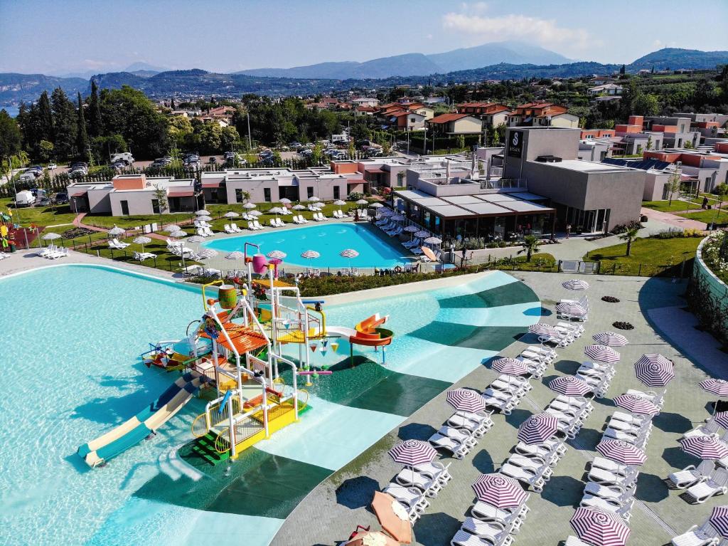 バルドリーノにあるSisan Family Resortのリゾートのプールの空からの景色