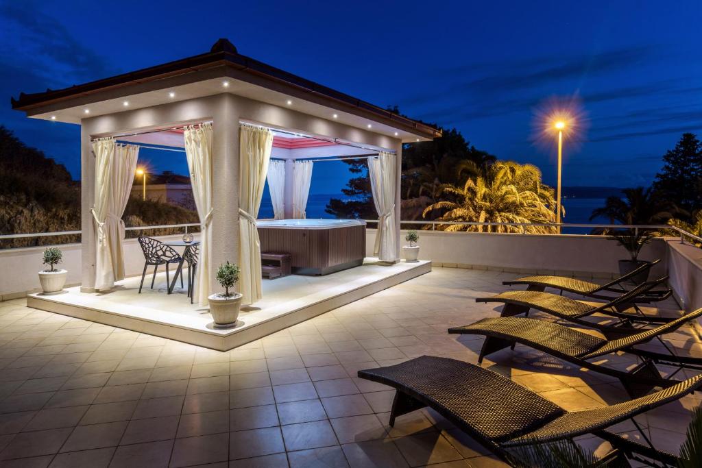 Family apartment with huge terrace and private hot tub - Franka