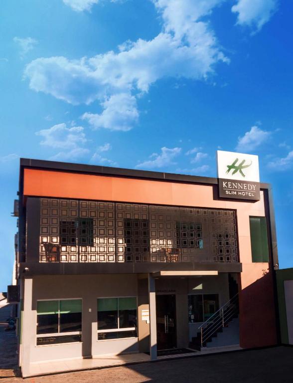  Kennedy Slim Hotel