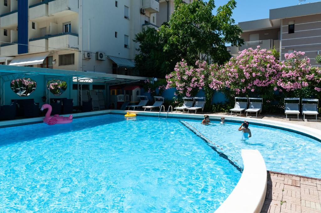 basen z ludźmi bawiącymi się w wodzie w obiekcie Hotel Mauritius Sentirsi come a Casa w mieście Riccione