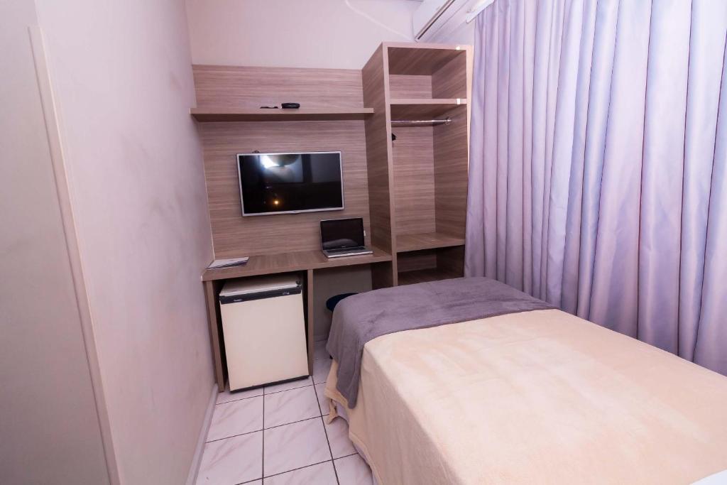  Kennedy Slim Hotel