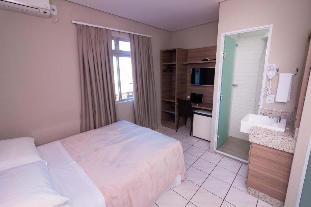 Kennedy Slim Hotel