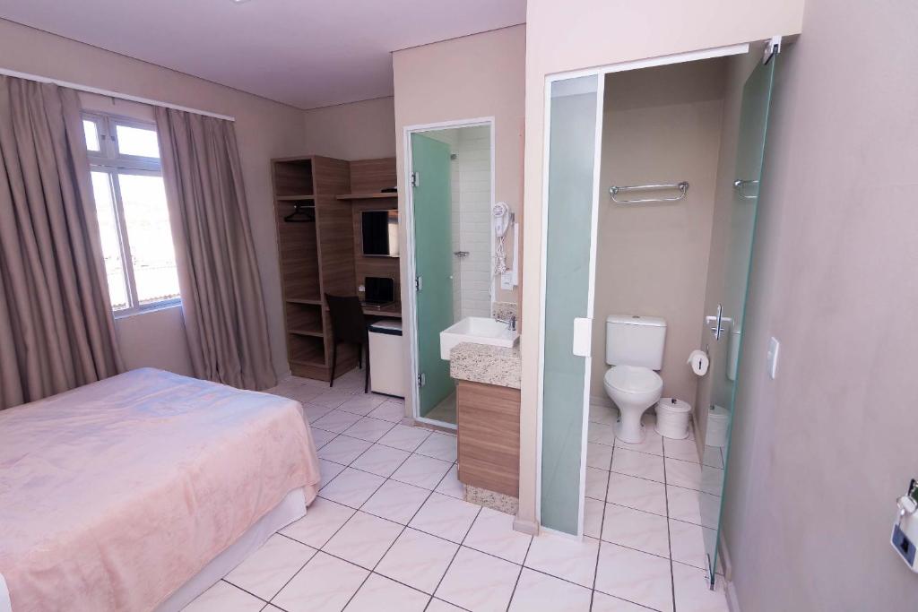  Kennedy Slim Hotel