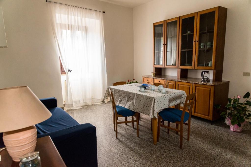 salon ze stołem i niebieską kanapą w obiekcie Sulle orme di Francesco appartamento blu w mieście Bastia Umbra