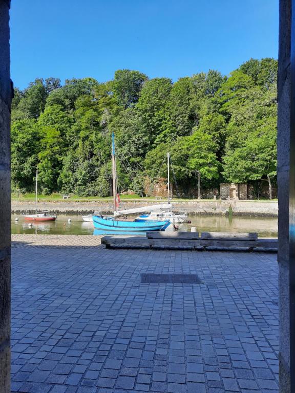 zwei Boote sind an einem Dock im Wasser angedockt in der Unterkunft Appartement Port de St Goustan in Auray