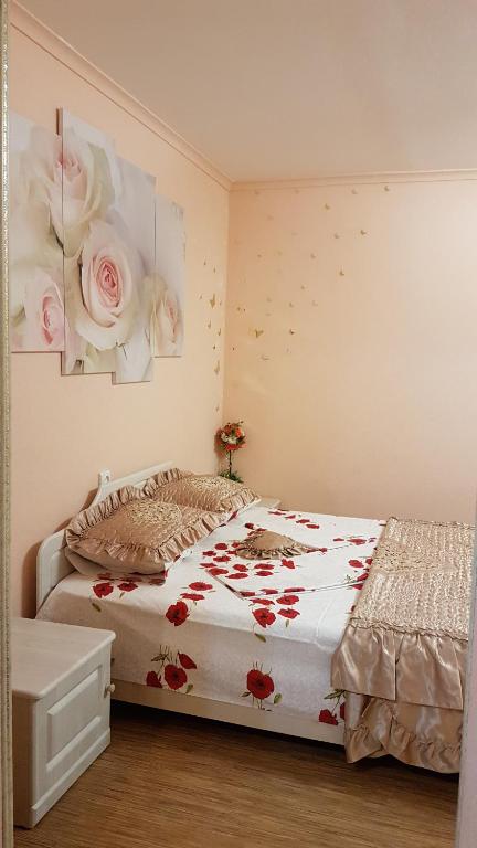 キスロヴォツクにあるApartment on A.Gubina 11のベッドルーム1室(壁にバラのベッド1台付)