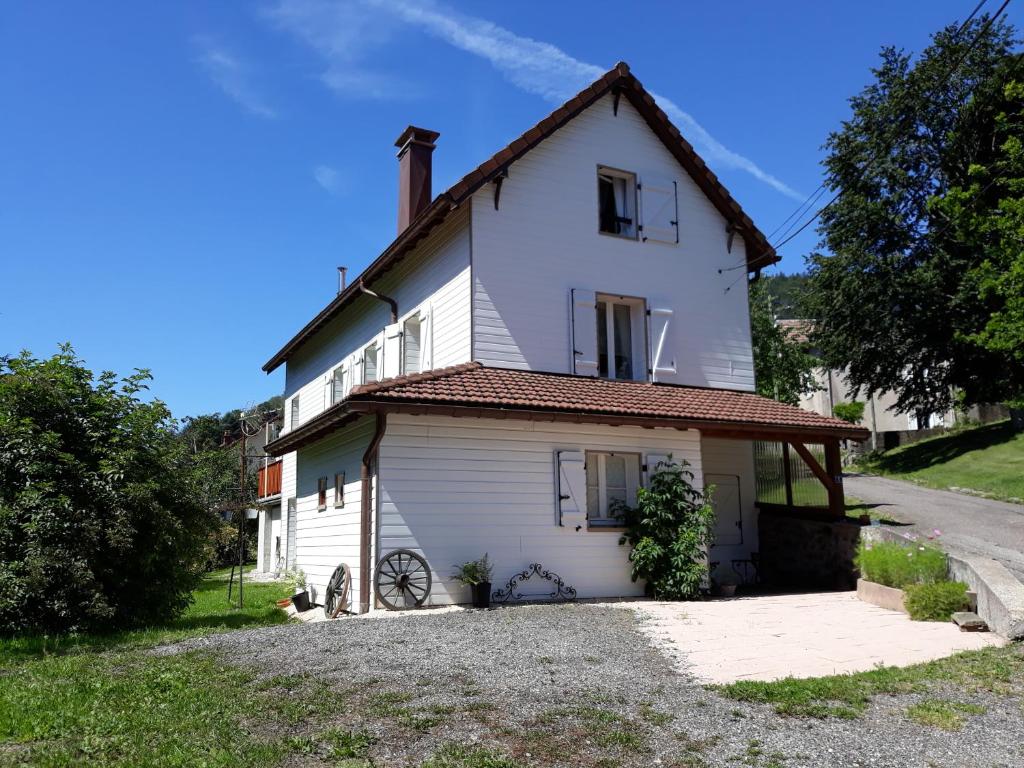 Das Gebäude in dem sich das Ferienhaus befindet