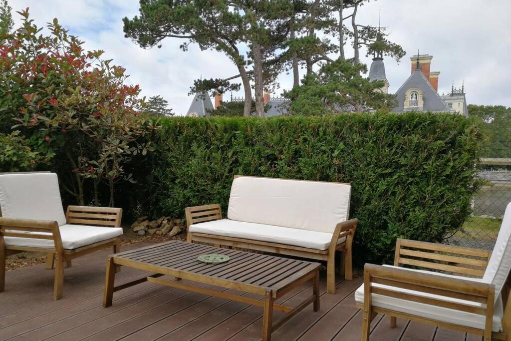 two chairs and a coffee table on a patio at Les écuries du chateau in Commes