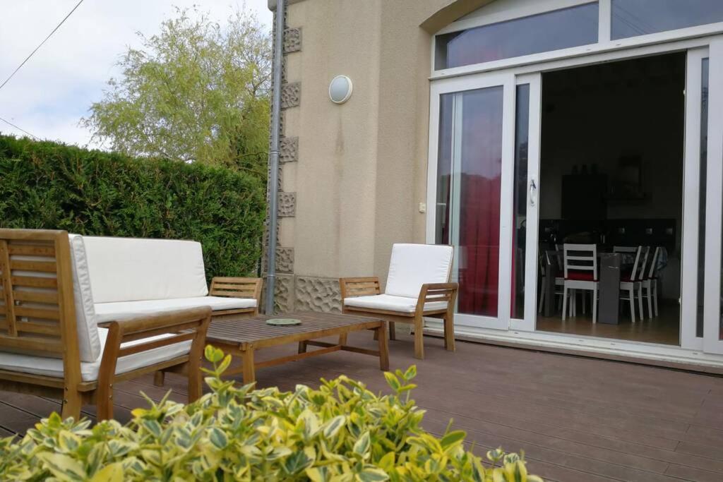 two chairs and a coffee table on a patio at Les écuries du chateau in Commes