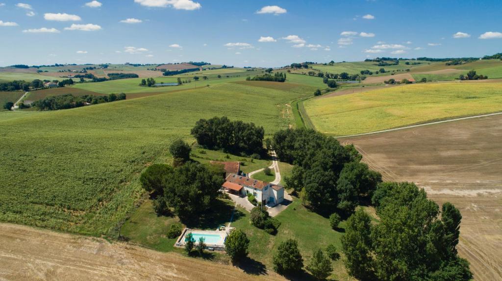 una vista aérea de una casa en medio de un campo en Maison Lamothe, en Flamarens