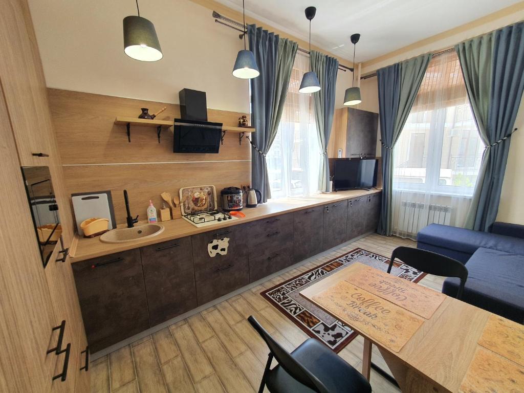- un petit salon avec une table et un canapé dans l'établissement Две квартиры "Наутилус" на Крымской, à Gelendzhik