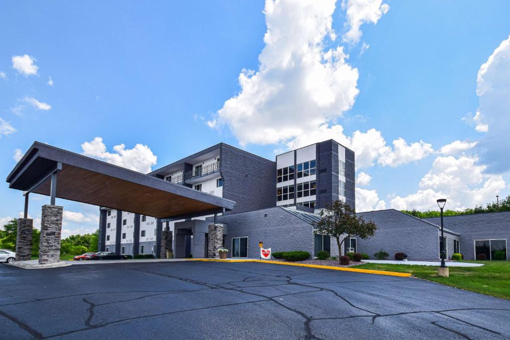 a large building with a parking lot in front of it at Best Western Resort Hotel & Conference Center Portage in Portage