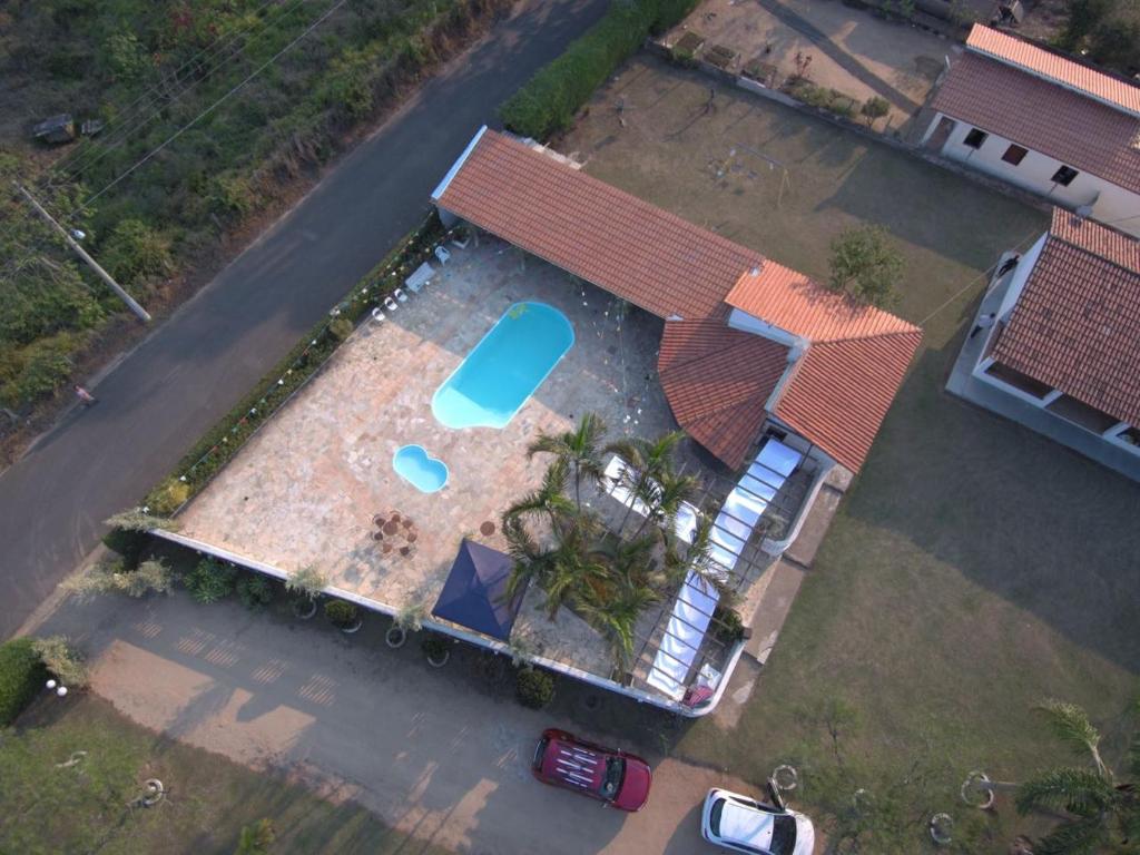 eine Draufsicht auf ein Haus mit Swimmingpool in der Unterkunft Chácara Serra Negra in Serra Negra