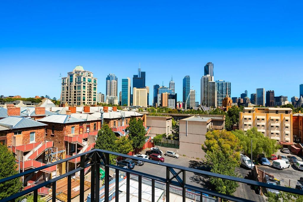 Melbourne Carlton Central Apartment Hotel Official في ملبورن: إطلالة على أفق المدينة مع مباني طويلة