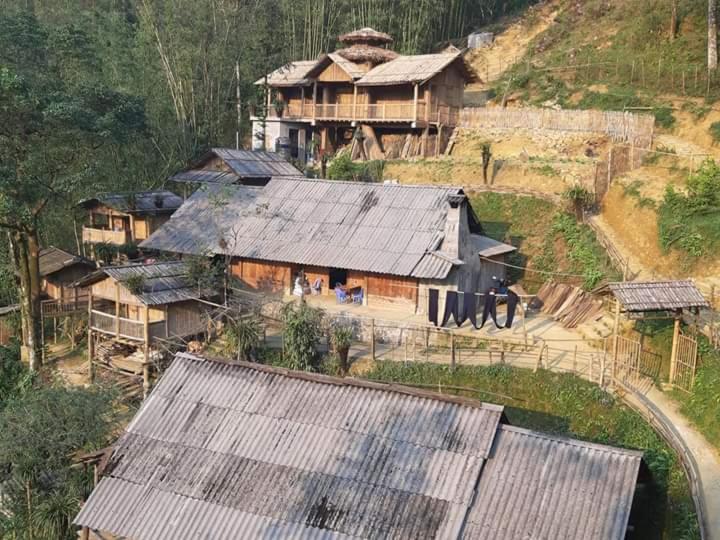 un groupe de maisons au sommet d'une colline dans l'établissement Mama Gia Homestay, à Sa Pa