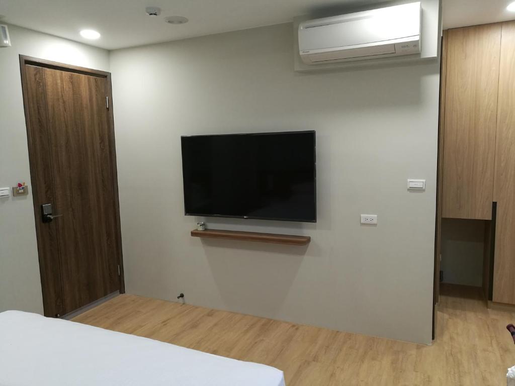 TV a/nebo společenská místnost v ubytování 名竹旅社 Minzu Hotel
