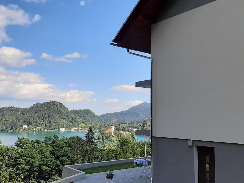 Blick auf einen See von einem Gebäude in der Unterkunft Apartments Barbi in Bled