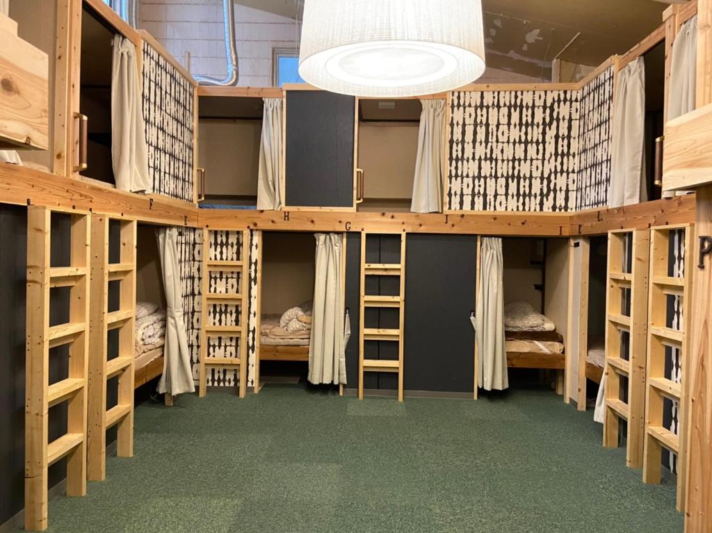 Knihovna v hostelu