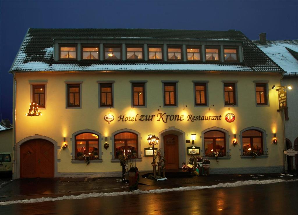 Hotel zur Krone في Birresborn: مبنى فيه لافته تقرا الفندق ينهي تجربتك