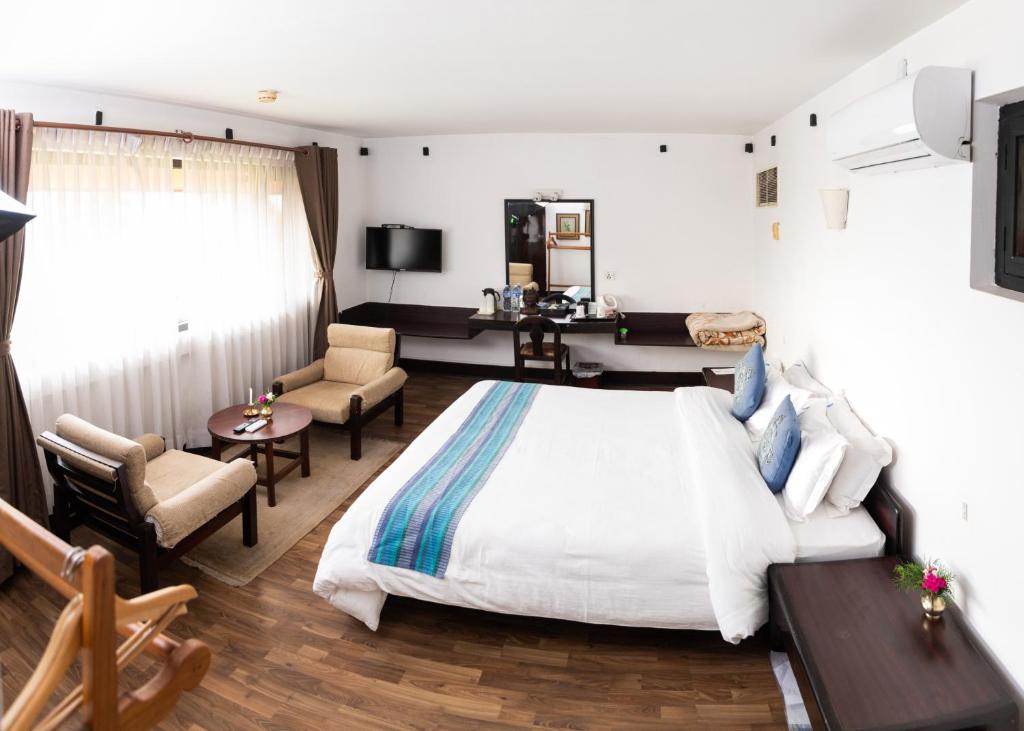 TV a/nebo společenská místnost v ubytování Dhulikhel Mountain Resort