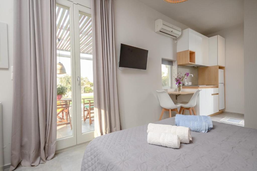 Postel nebo postele na pokoji v ubytování Ydreos Studios & Apartments