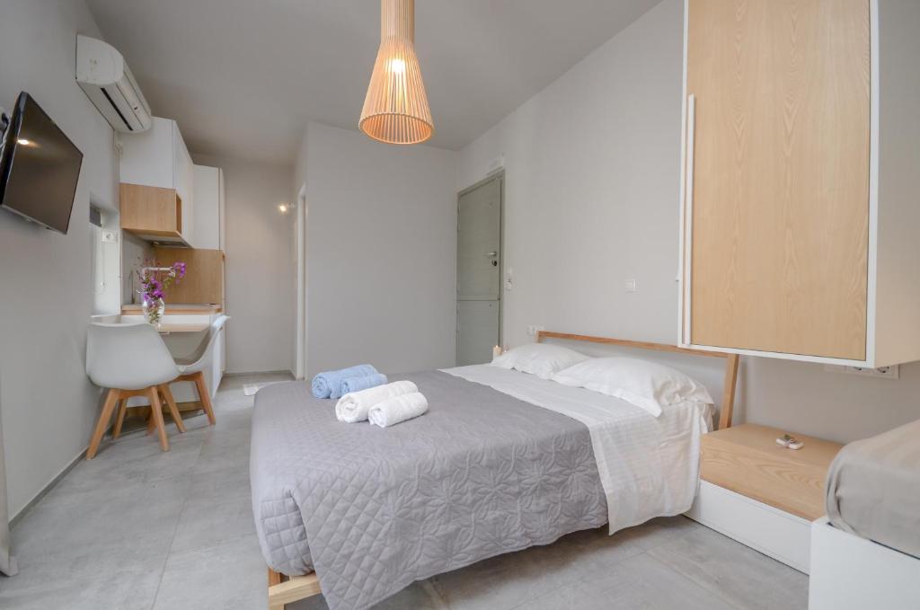 Postel nebo postele na pokoji v ubytování Ydreos Studios & Apartments