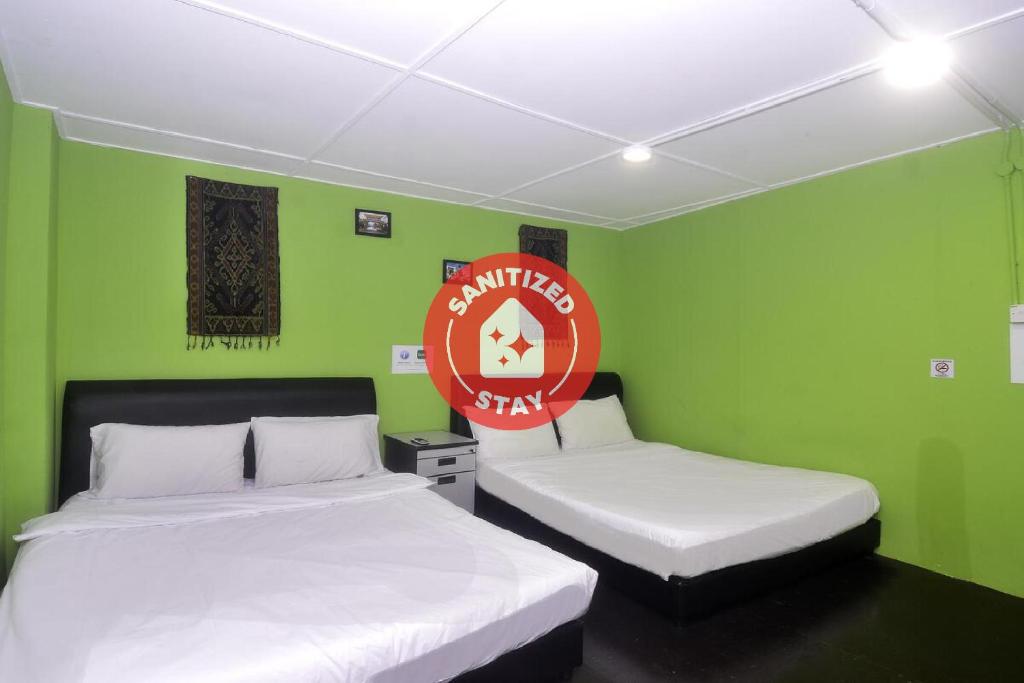 Tempat tidur dalam kamar di SPOT ON 89929 Tropical Lodge