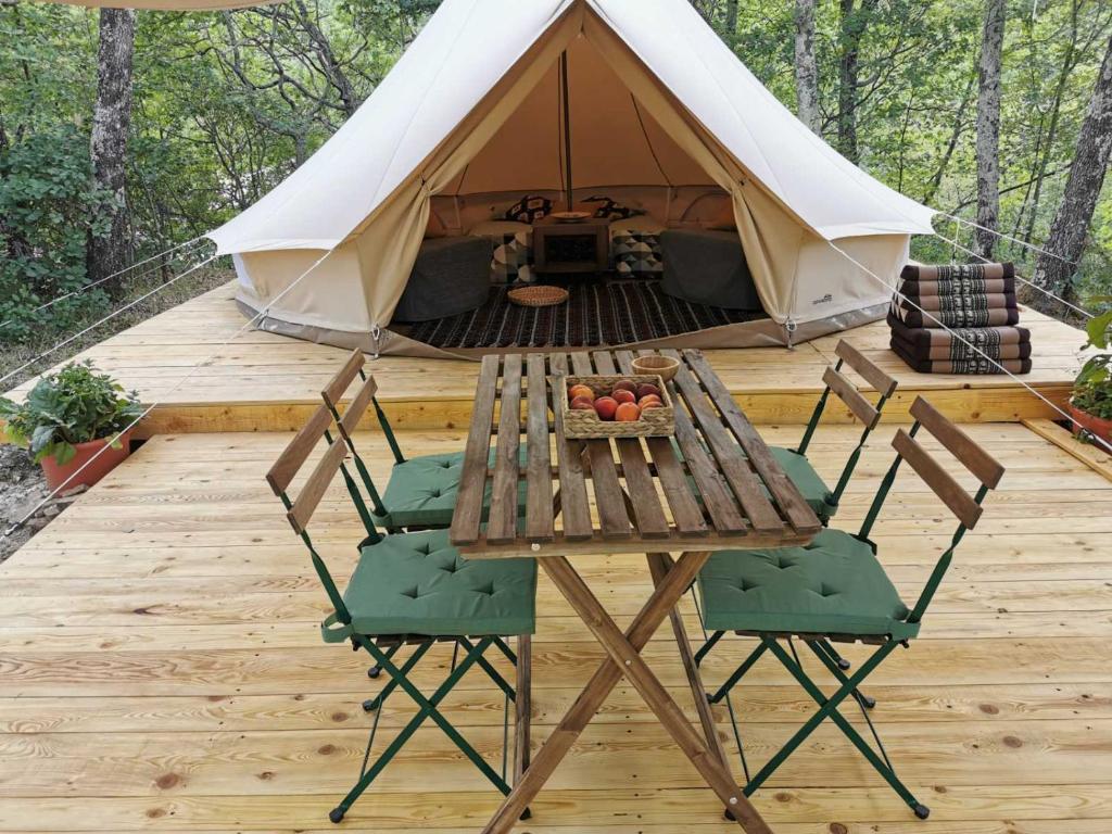 Patio nebo venkovní prostory v ubytování ECO Camp Supot