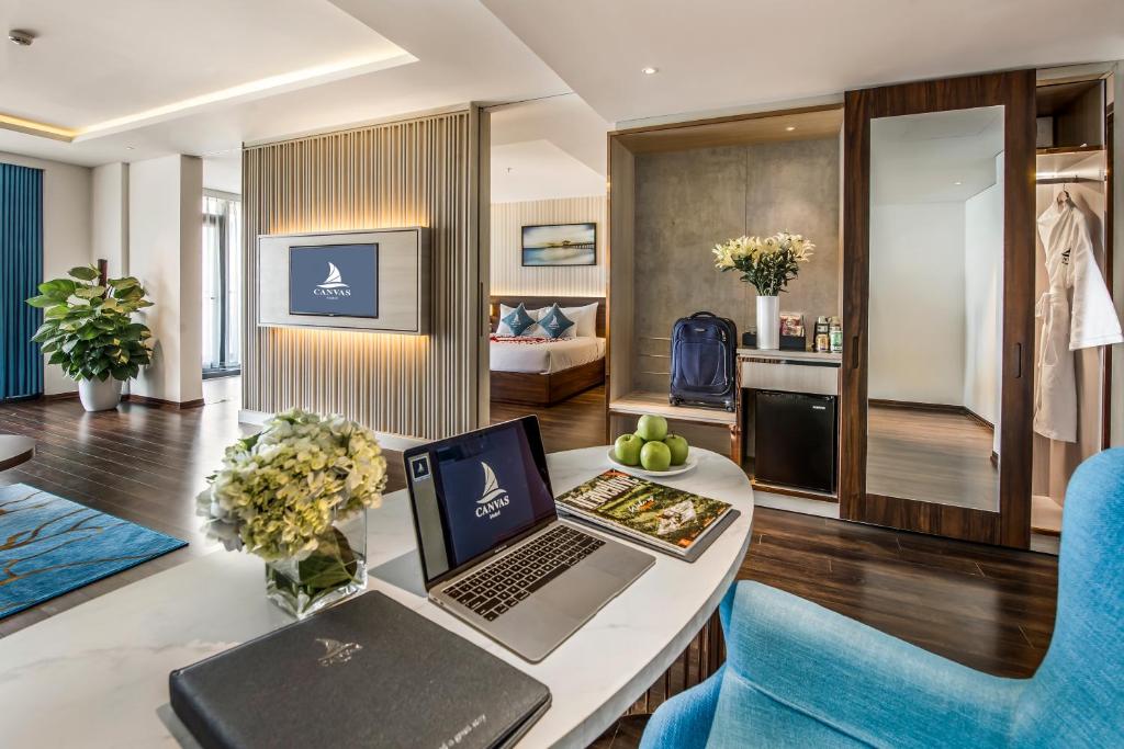 Televisyen dan/atau pusat hiburan di Canvas Danang Beach Hotel