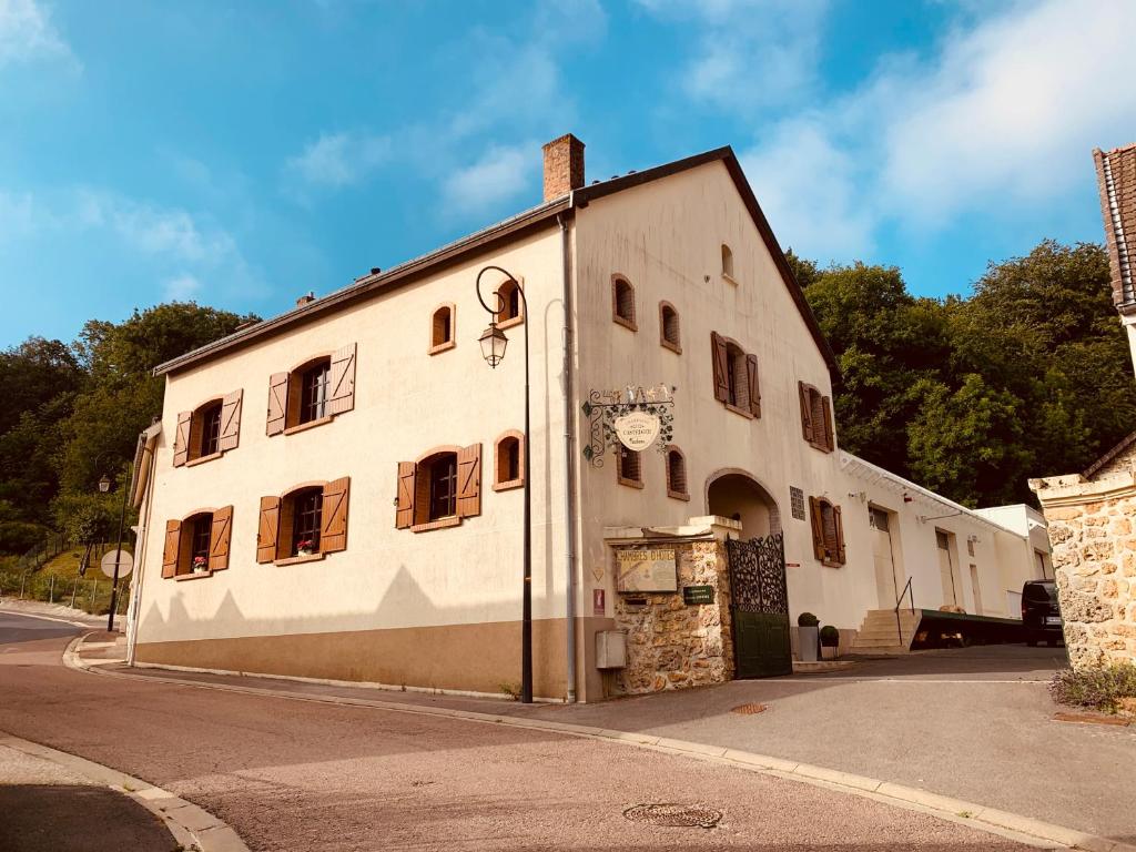 een groot wit gebouw met een straat bij Castelger in Vauciennes