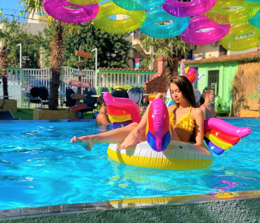 un gruppo di persone in piscina di Hostel CACTUS Costinesti a Costinesti