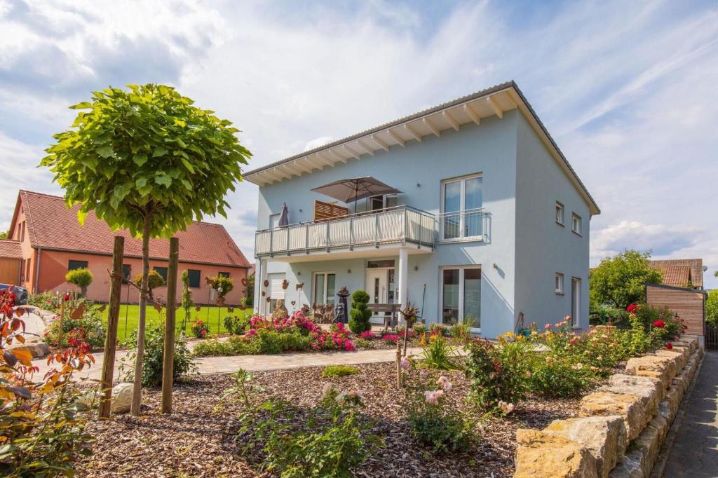 una casa blanca con un árbol en el patio delantero en Zur Frankenhöhe, en Marktbergel