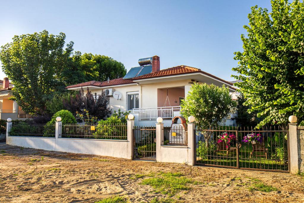 a white fence in front of a house at Villa Ble in Nea Vrasna