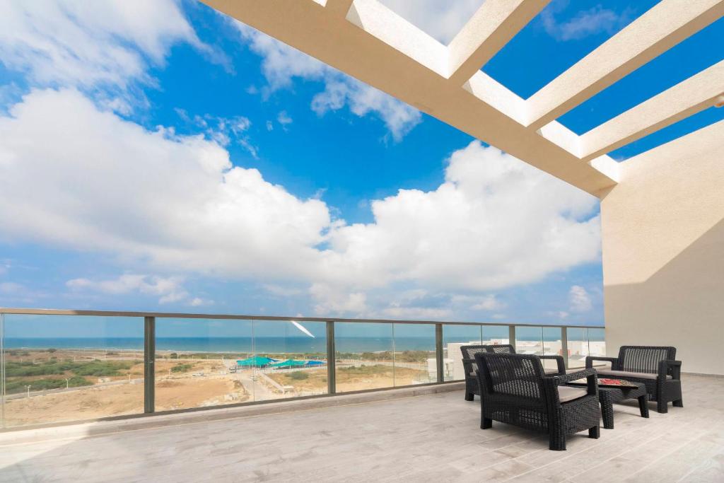 balcone con sedie e vista sull'oceano di Penthouse Apartment Close to Akhziv Beach by Sea N' Rent a Nahariyya