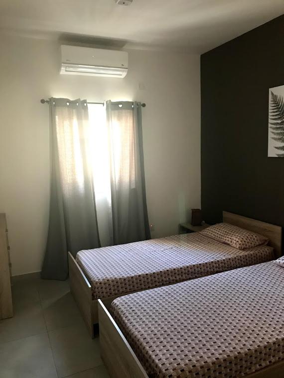 Postel nebo postele na pokoji v ubytování Luqa Apartment - 5 mins from Airport