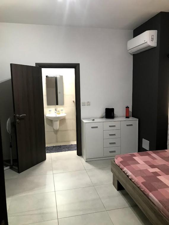 Postel nebo postele na pokoji v ubytování Luqa Apartment - 5 mins from Airport