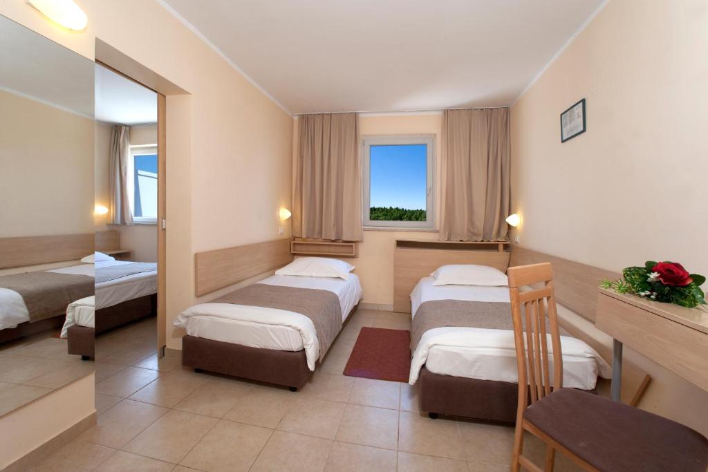 Postel nebo postele na pokoji v ubytování Hotel Delfin Plava Laguna